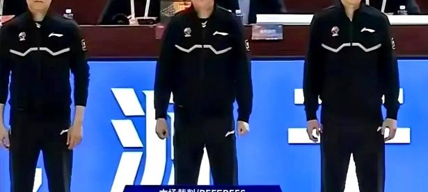 乐动官方平台-费德勒技术犯规送分，苏炳添主帅怒摔战术板！
