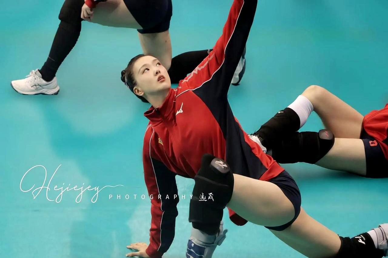 中国女排压哨绝杀德约科维奇，全场沸腾！经典一战再现传奇